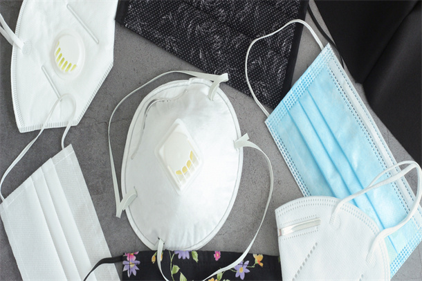 Το Όμικρον είναι πολύ άγριο και η Ευρώπη εκδίδει αυστηρότερες εντολές για τη χρήση μάσκας