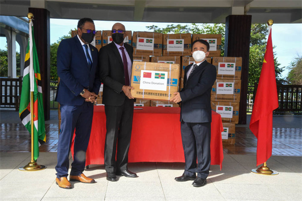 Η ΚΙΝΑ ΔΩΡΙΕΙ ΜΑΣΚΕΣ ΠΡΟΣΩΠΟΥ ΣΤΗ ΔΟΜΙΝΙΚΑ