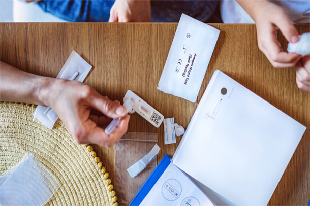 Περισσότερα από 130.000 νέα κρούσματα COVID-19 επιβεβαιώθηκαν, η υπηρεσία υγειονομικής εποπτείας της Βραζιλίας ενέκρινε το δεύτερο αντιδραστήριο αυτοεξέτασης COVID-19